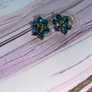 ✨Teal Flower Stud Earrings✨